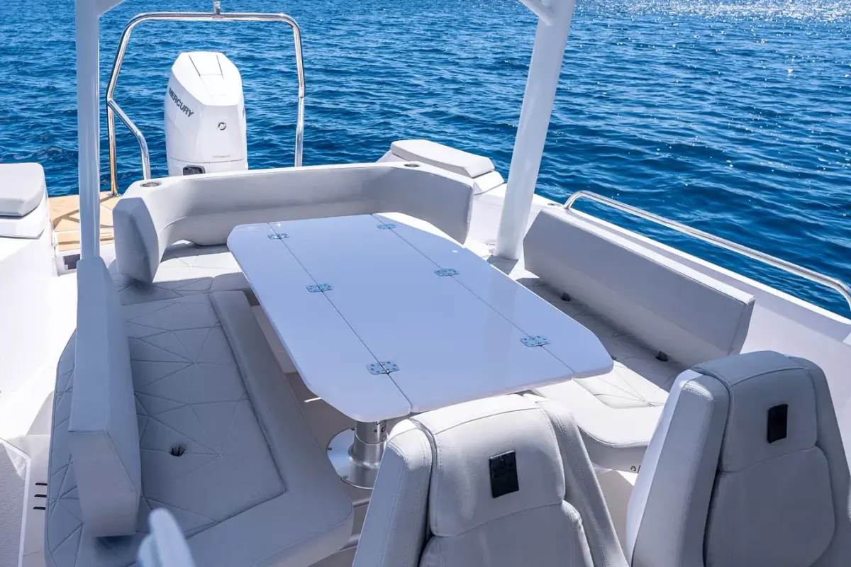 Axopar 28, salon — Menorca Yacht Rental, Menorca. Axopar 28 — 30m