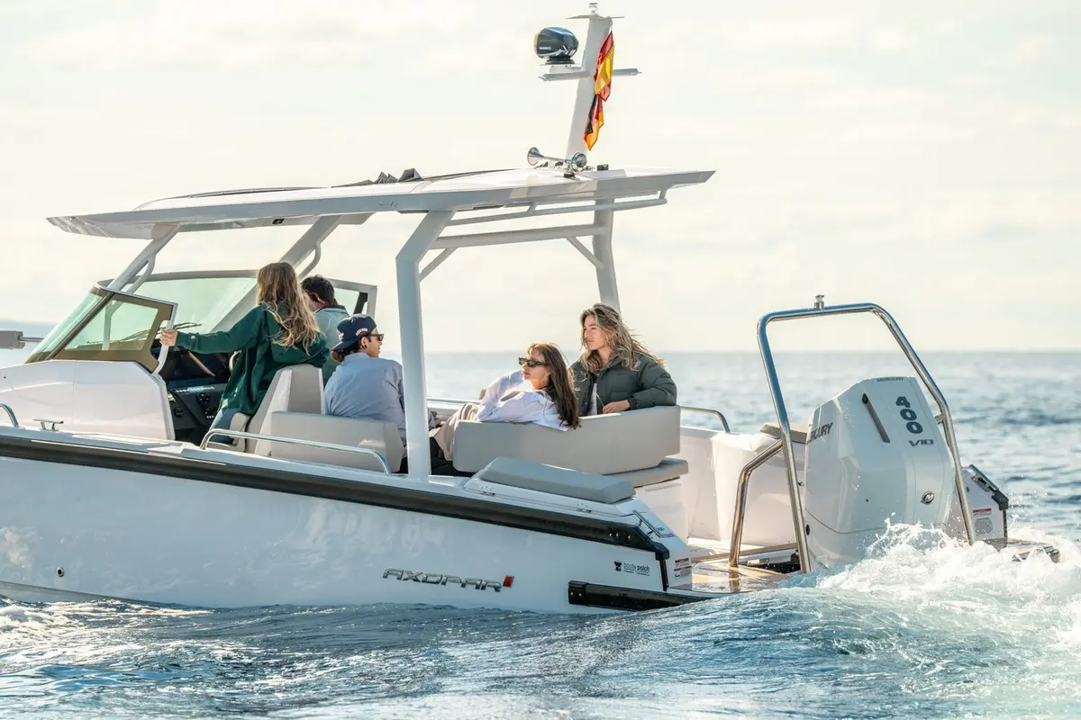 Axopar 28, flybridge — Menorca Yacht Rental, Menorca. Axopar 28 — 30m