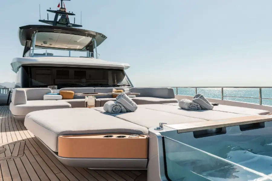 Azimut 116, flybridge — Menorca Yacht Rental, Menorca. Azimut 116 — 36m