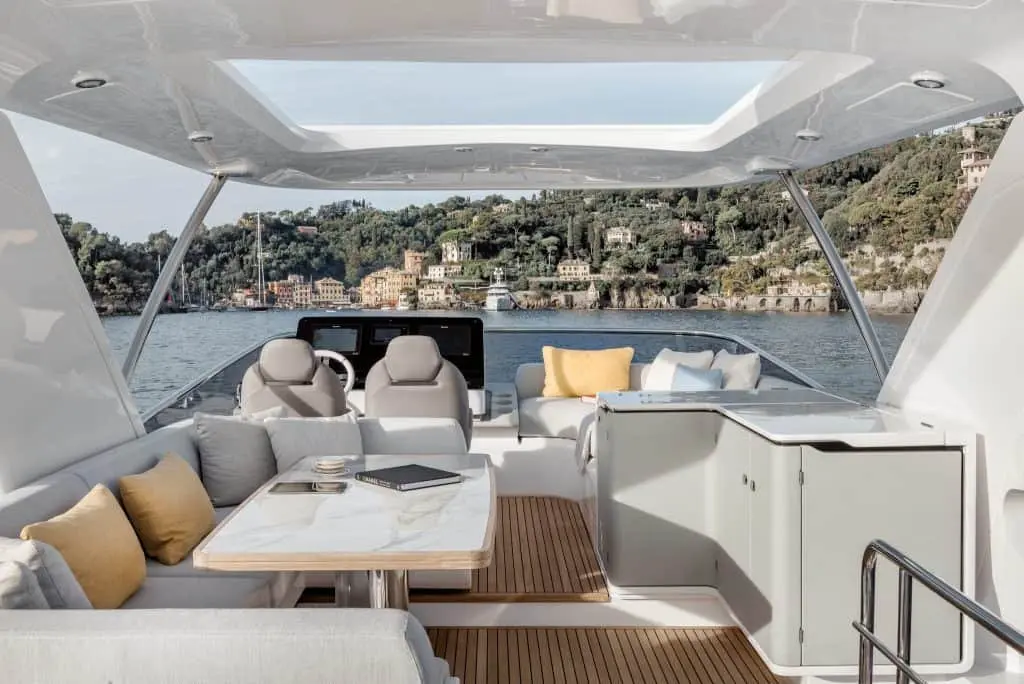 Azimut 60 Fly, master cabin — Menorca Yacht Rental, Menorca. Azimut 60 Fly — 20m