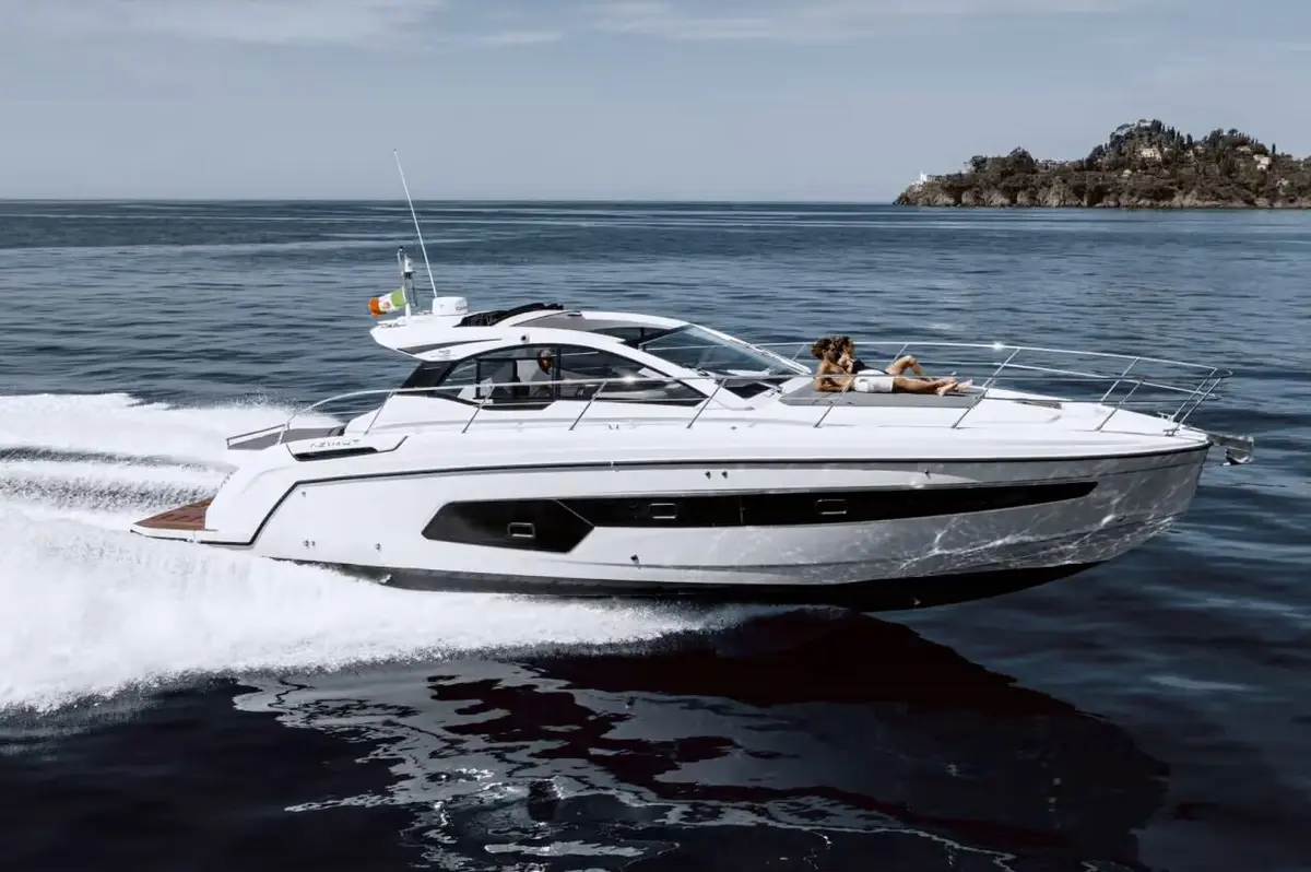Azimut 45, exterior — Menorca Yacht Rental, Menorca. Azimut 45 — 13.7m