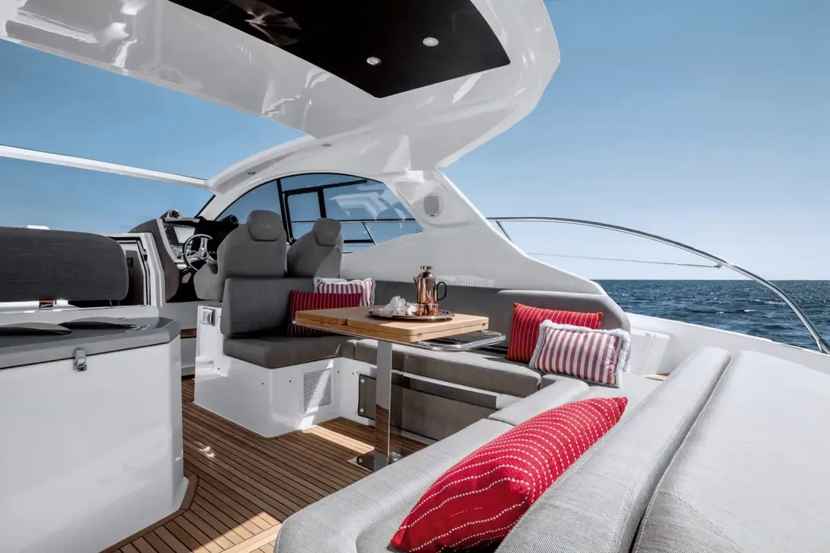 Azimut 45, main deck — Menorca Yacht Rental, Menorca. Azimut 45 — 13.7m