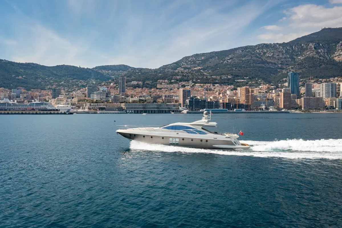 Azimut 86, main deck — Menorca Yacht Rental, Menorca. Azimut 86 — 26m