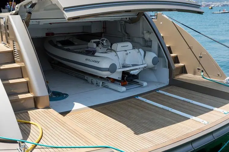 Cerri 102’ Flying Sport, master cabin — Menorca Yacht Rental, Menorca. Cerri 102’ Flying Sport — 31m