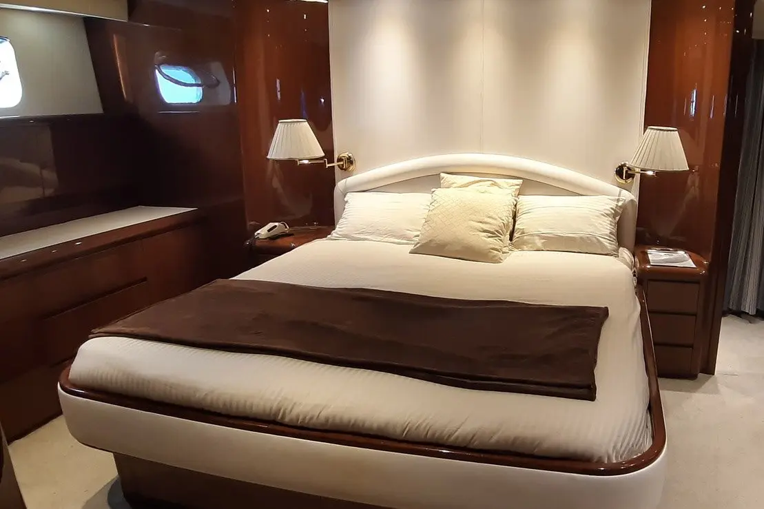 Falcon 80S, salon — Menorca Yacht Rental, Menorca. Falcon 80S — 24m