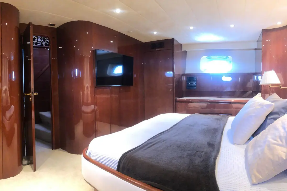 Falcon 80S, flybridge — Menorca Yacht Rental, Menorca. Falcon 80S — 24m