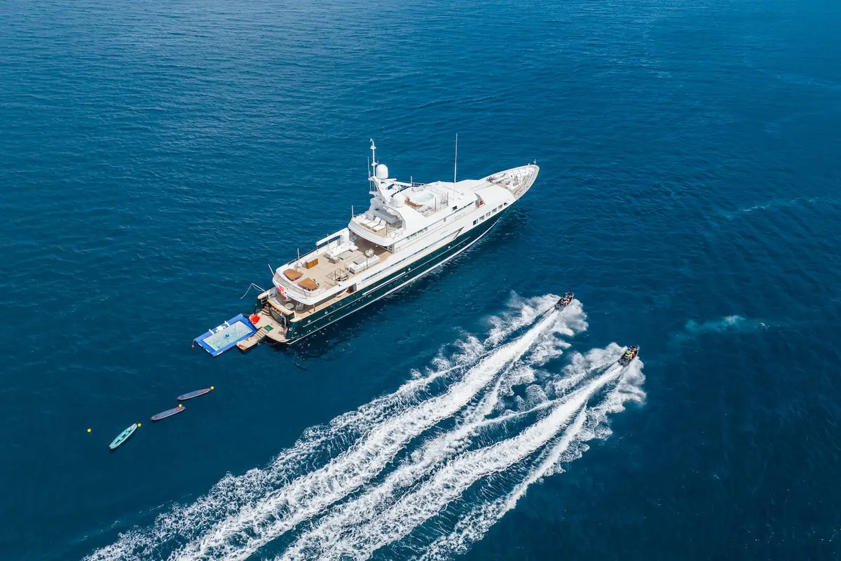 Emerald, cubierta principal — Menorca Yacht Rental, Menorca. Cincuenta metros para navegar Menorca sin prisas