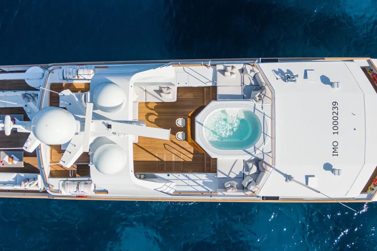 Emerald, cubierta de popa — Menorca Yacht Rental, Menorca. Cincuenta metros para navegar Menorca sin prisas