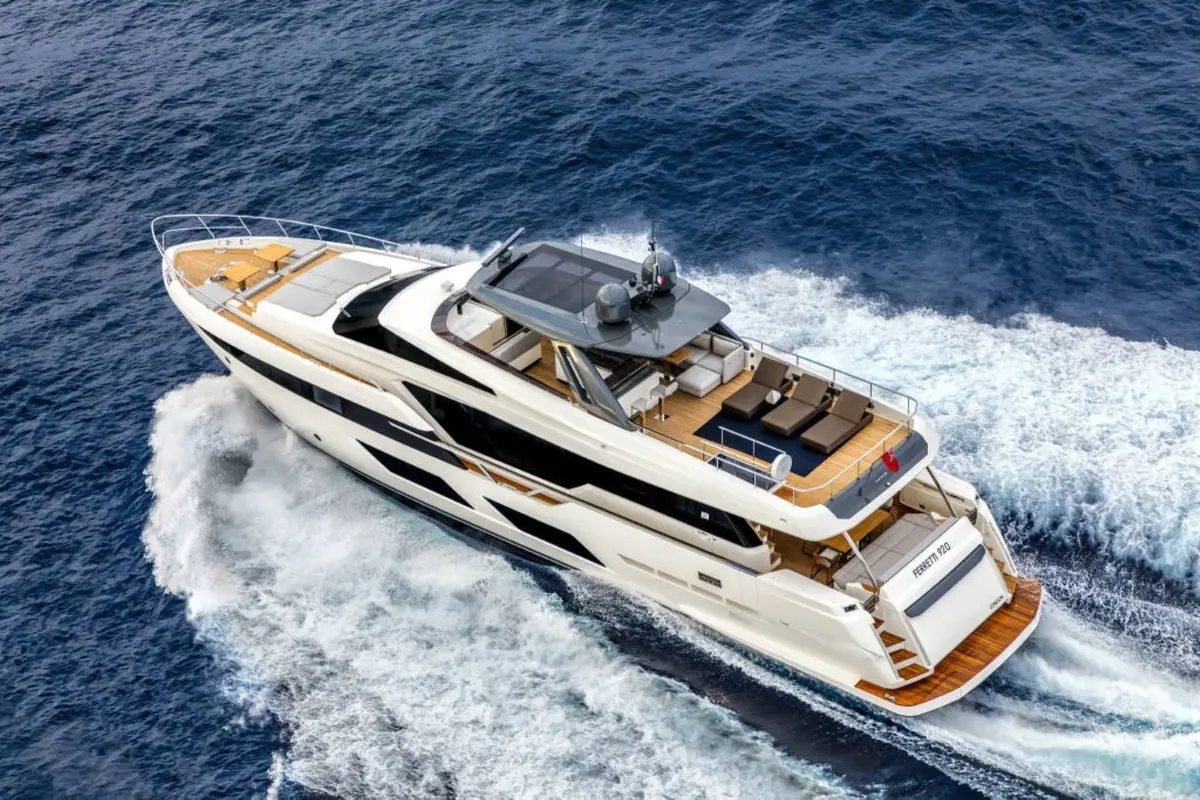 Ferretti 920, flybridge — Menorca Yacht Rental, Menorca. Ferretti 920 — 28m