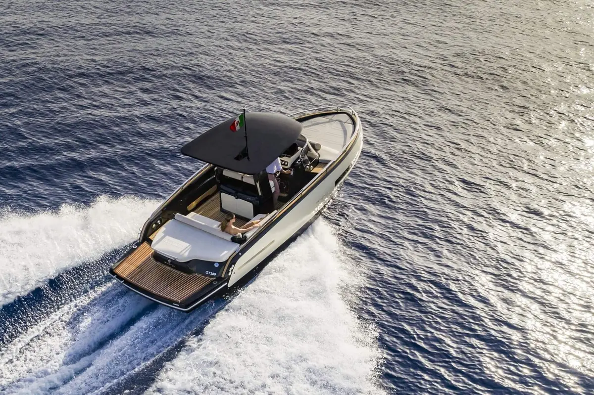 Invictus 280 GT, exterior — Menorca Yacht Rental, Menorca. Invictus 280 GT — 8.9m