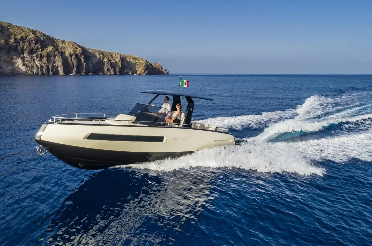 Invictus 280 GT, main deck — Menorca Yacht Rental, Menorca. Invictus 280 GT — 8.9m
