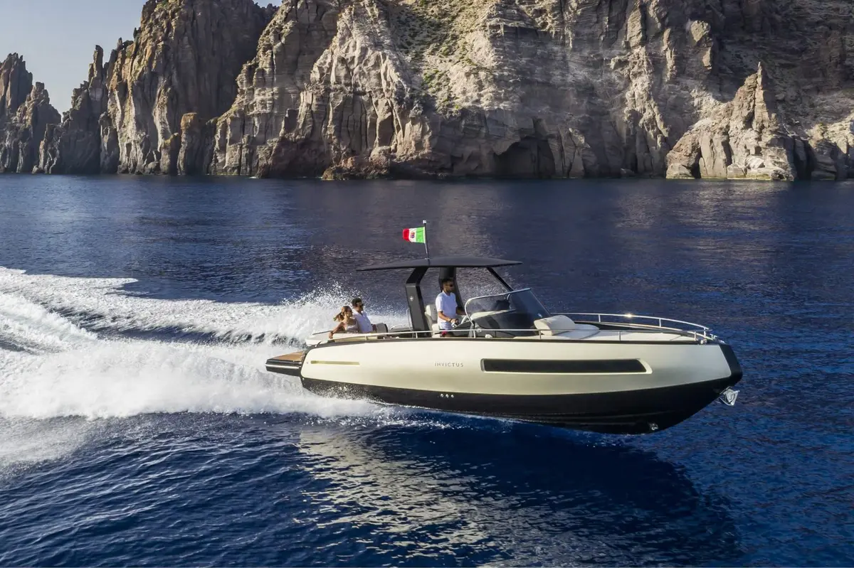 Invictus 280 GT, aft deck — Menorca Yacht Rental, Menorca. Invictus 280 GT — 8.9m