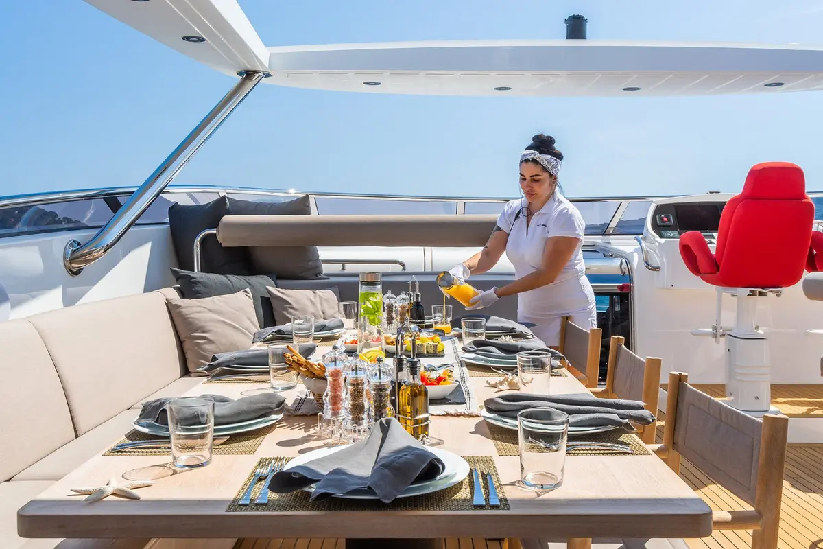 Invictus 280 GT, flybridge — Menorca Yacht Rental, Menorca. Invictus 280 GT — 8.9m
