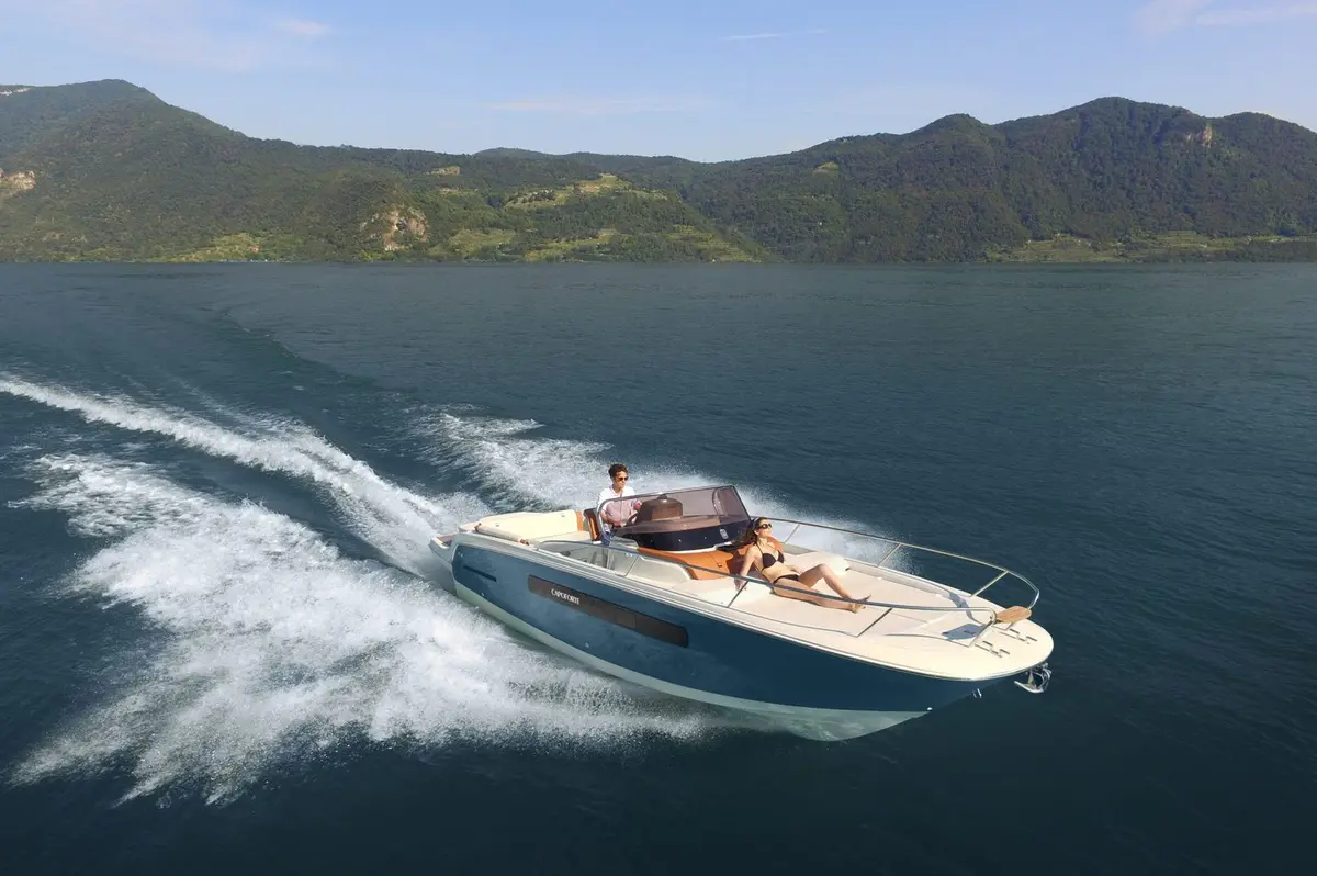 Invictus 280, exterior — Menorca Yacht Rental, Menorca. Invictus 280 — 9m
