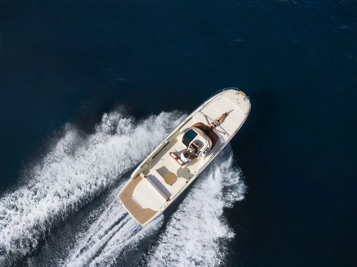 Invictus 280, main deck — Menorca Yacht Rental, Menorca. Invictus 280 — 9m