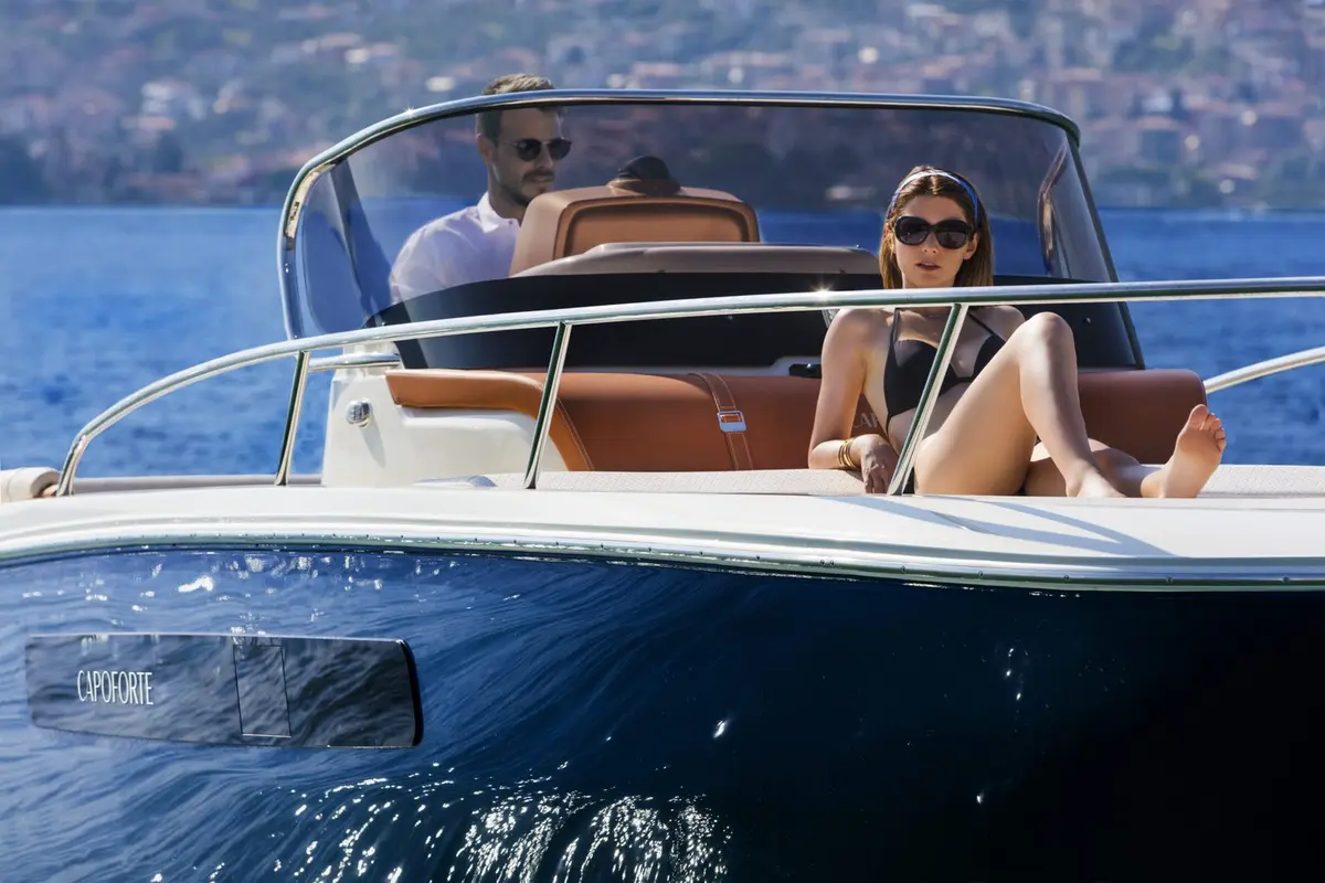 Invictus 280, salon — Menorca Yacht Rental, Menorca. Invictus 280 — 9m