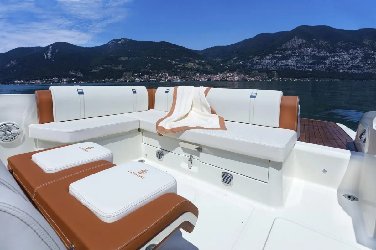 Invictus 280, flybridge — Menorca Yacht Rental, Menorca. Invictus 280 — 9m