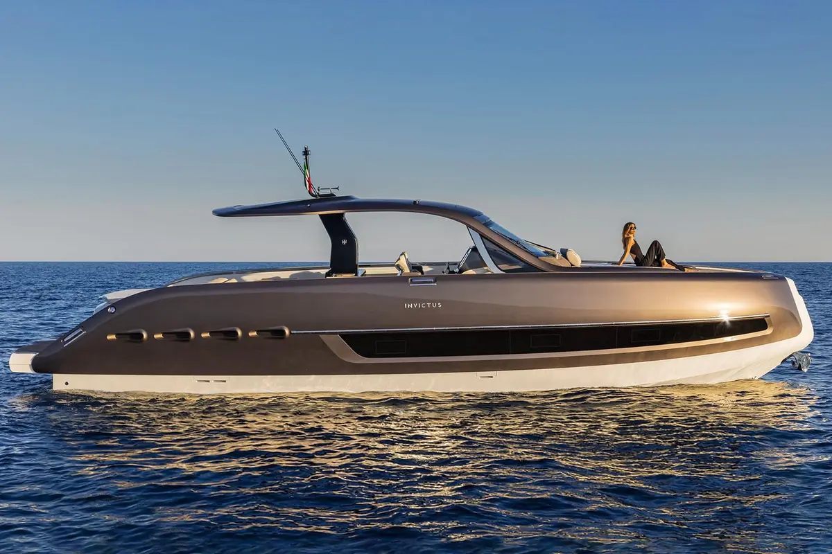 Invictus 460, exterior — Menorca Yacht Rental, Menorca. Invictus 460 — 14.4m