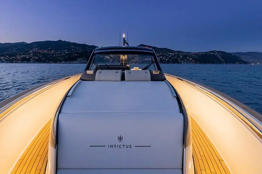 Invictus 460, salon — Menorca Yacht Rental, Menorca. Invictus 460 — 14.4m