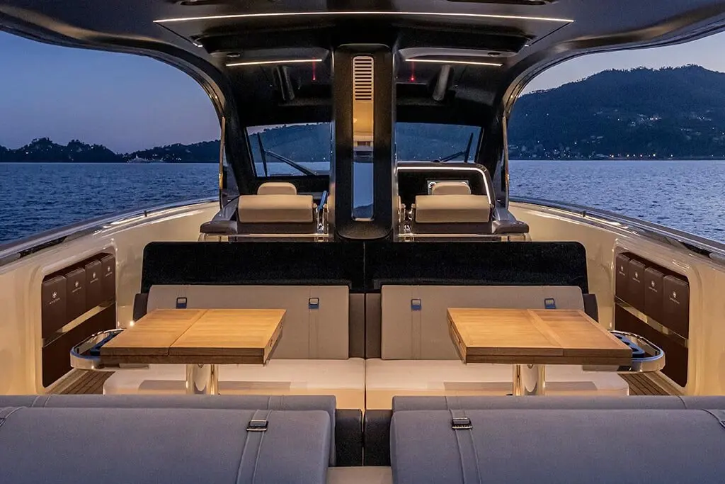 Invictus 460, master cabin — Menorca Yacht Rental, Menorca. Invictus 460 — 14.4m