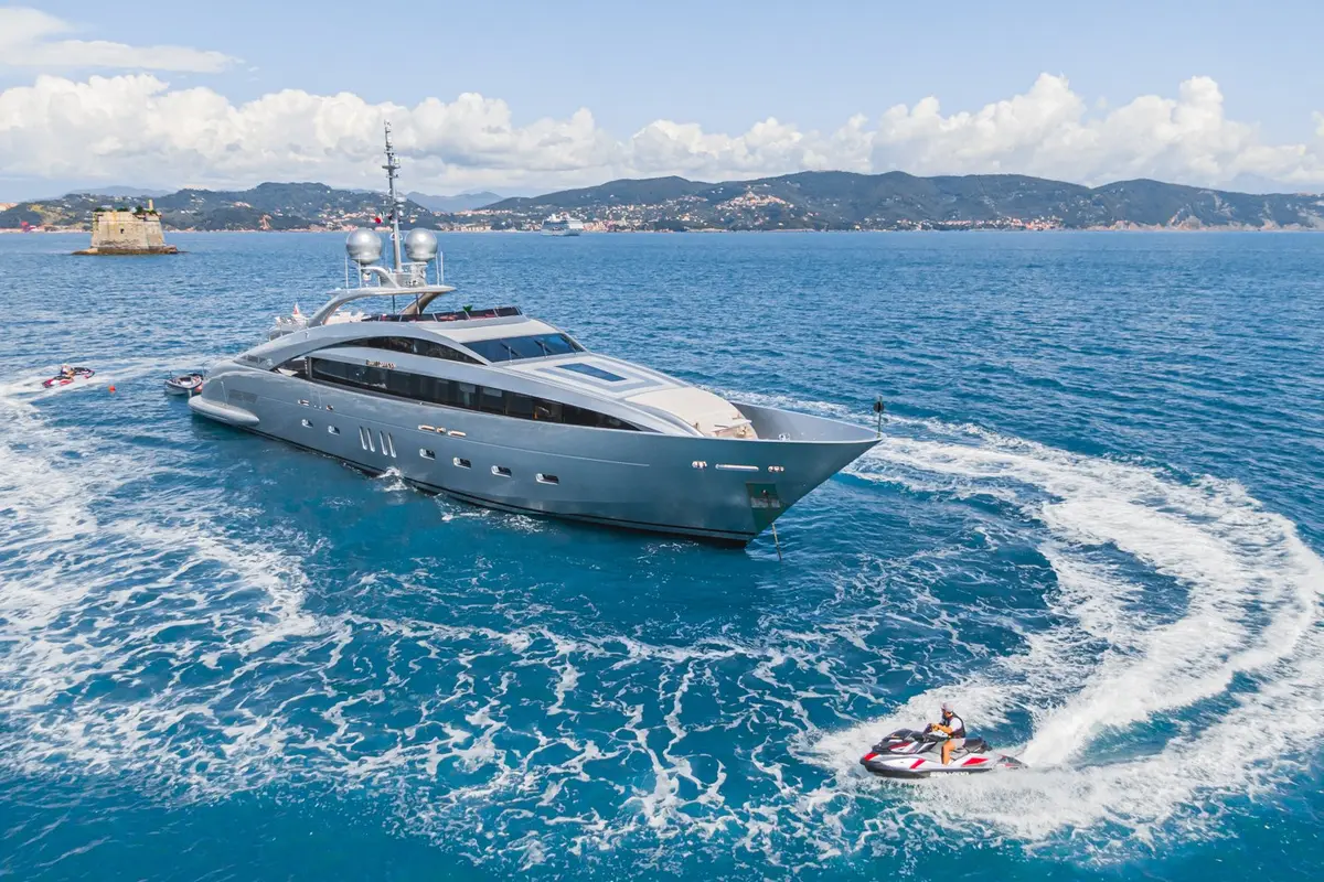 Silver Wind, внешний вид — Menorca Yacht Rental, Menorca. Пляжная терраса у воды на 44 метрах