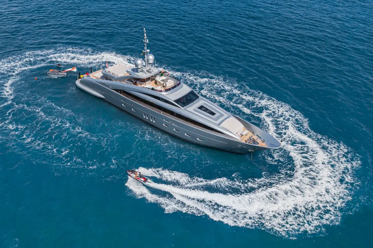 Silver Wind, главная палуба — Menorca Yacht Rental, Menorca. Пляжная терраса у воды на 44 метрах