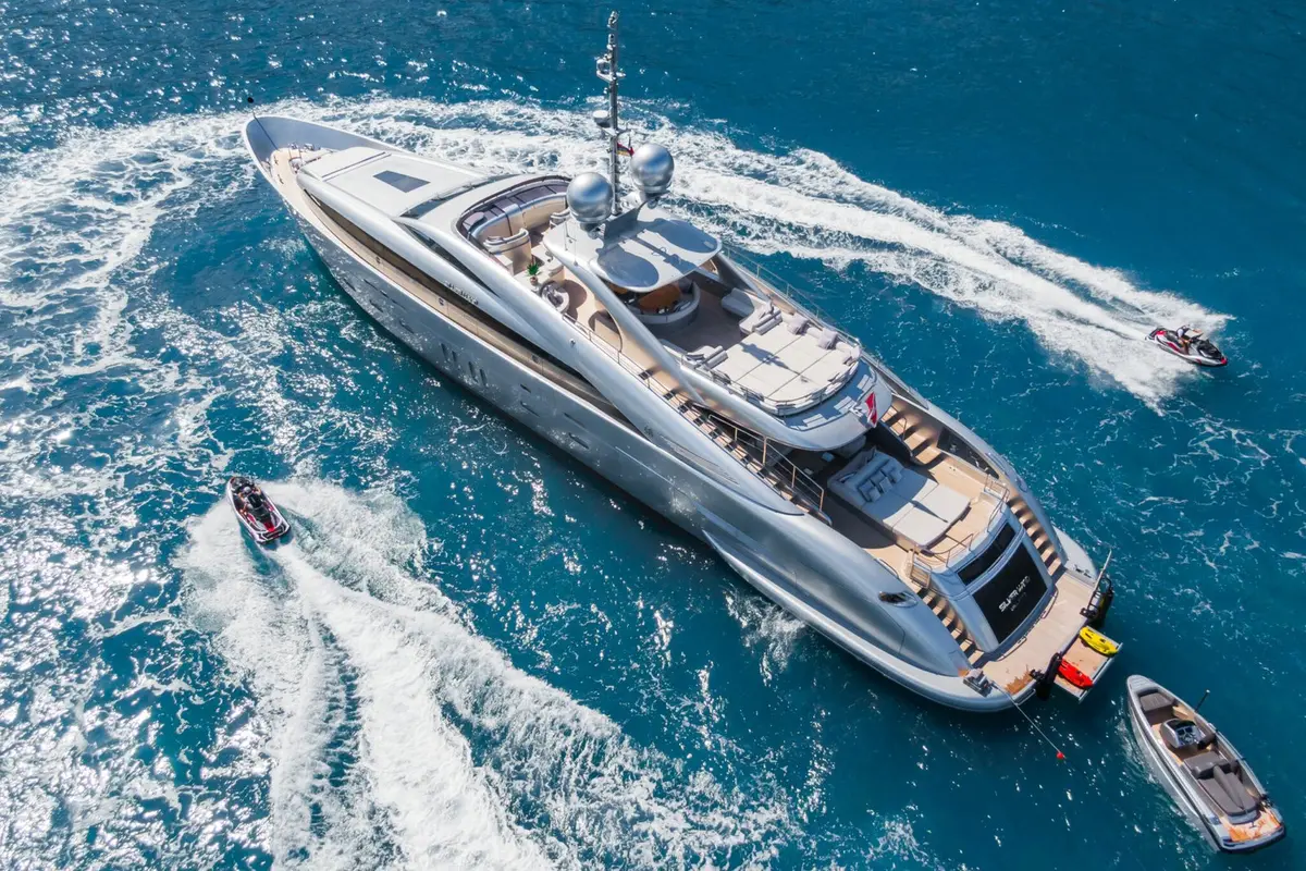 Silver Wind, кормовая палуба — Menorca Yacht Rental, Menorca. Пляжная терраса у воды на 44 метрах