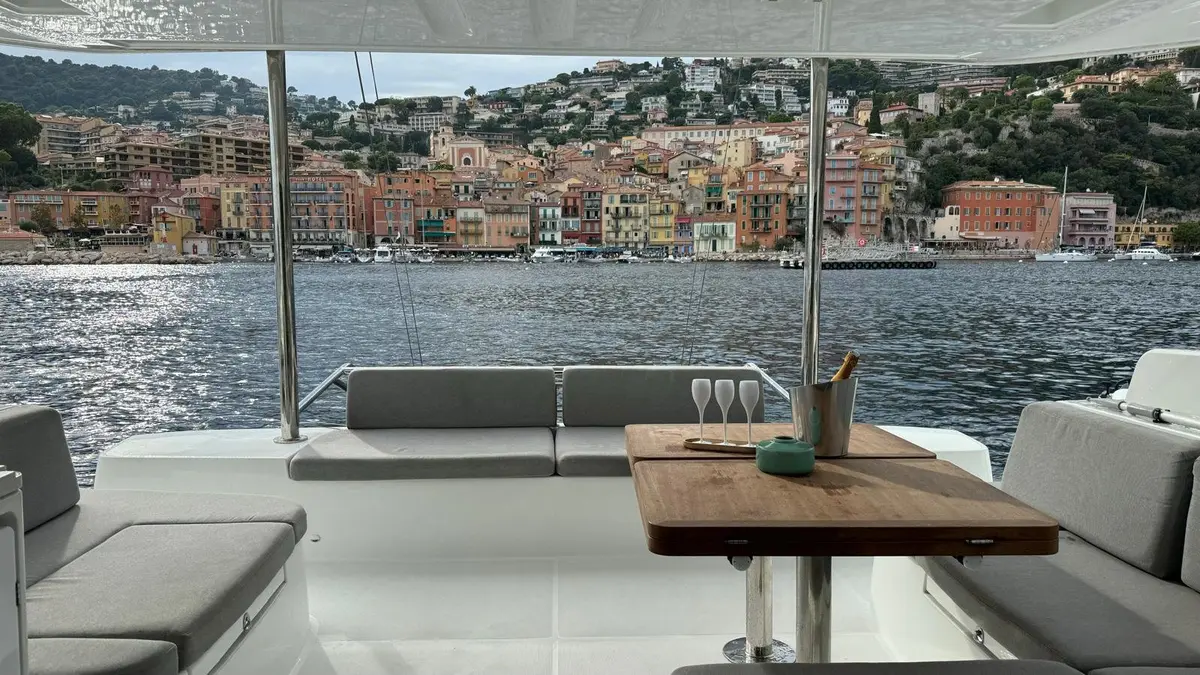 Lagoon 5.1, salon — Menorca Yacht Rental, Menorca. Lagoon 5.1 — 14m