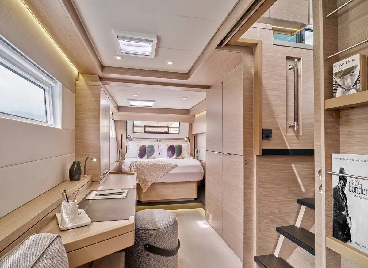 Lagoon 5.1, flybridge — Menorca Yacht Rental, Menorca. Lagoon 5.1 — 14m