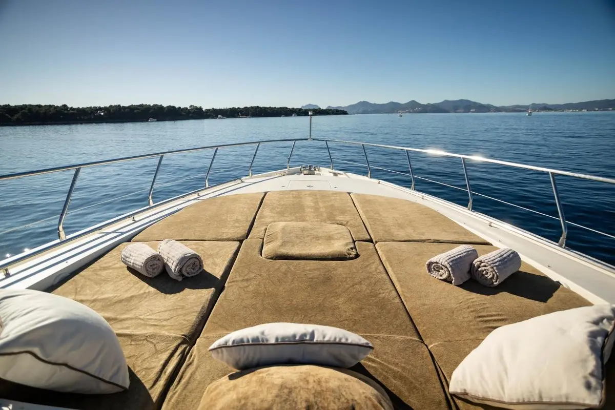 Leopard 24, flybridge — Menorca Yacht Rental, Menorca. Leopard 24 — 24m