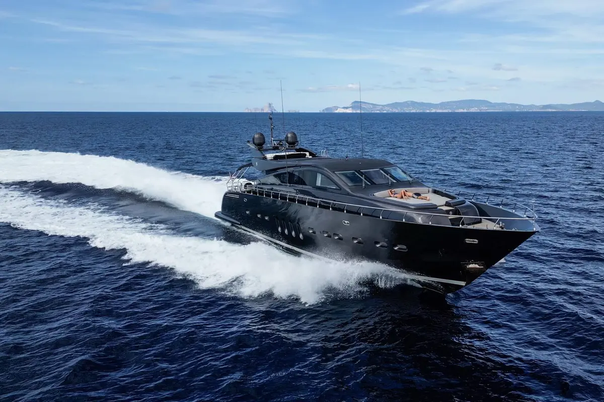 Leopard 31, flybridge — Menorca Yacht Rental, Menorca. Leopard 31 — 31m