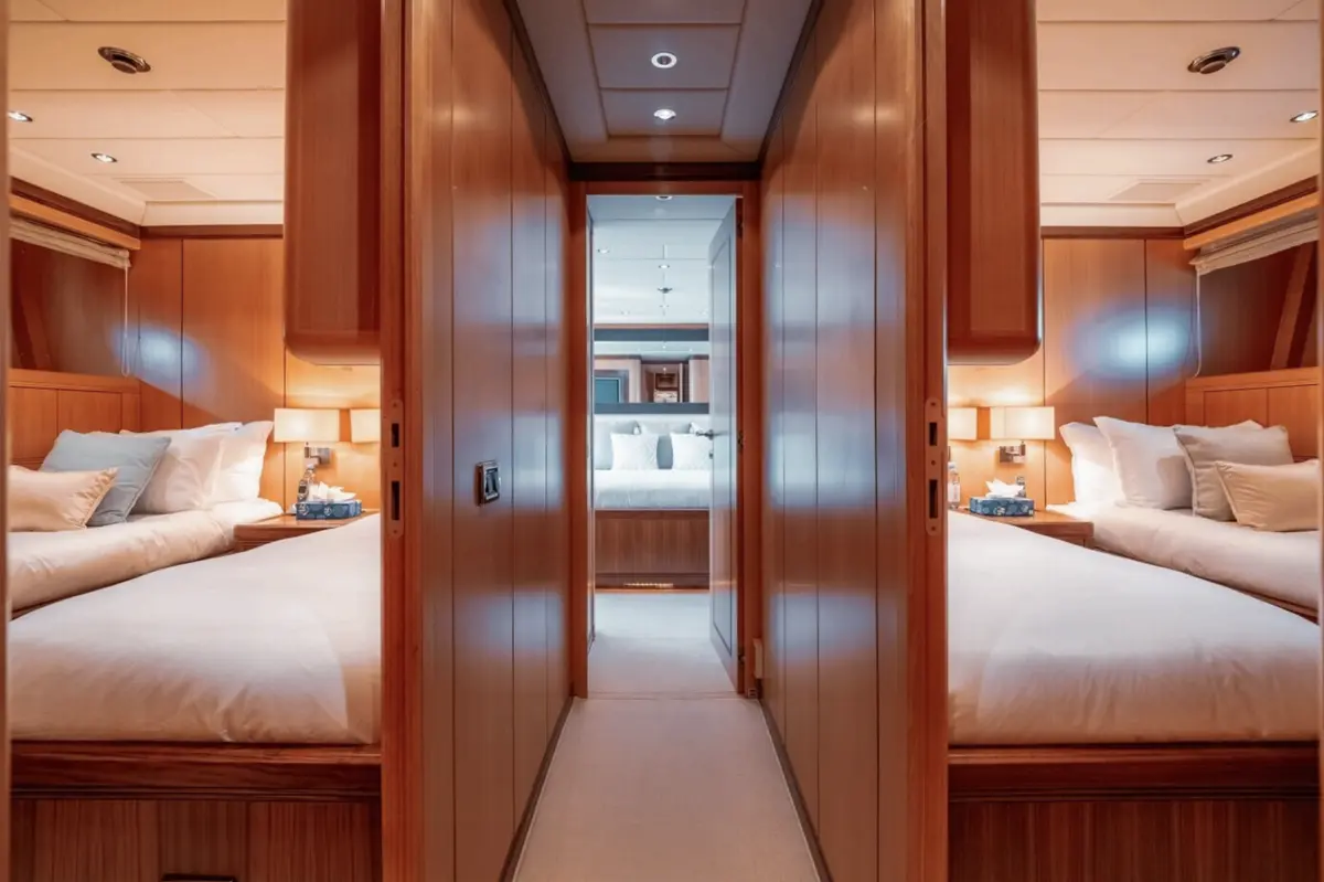 Mangusta 105, salon — Menorca Yacht Rental, Menorca. Mangusta 105 — 31m