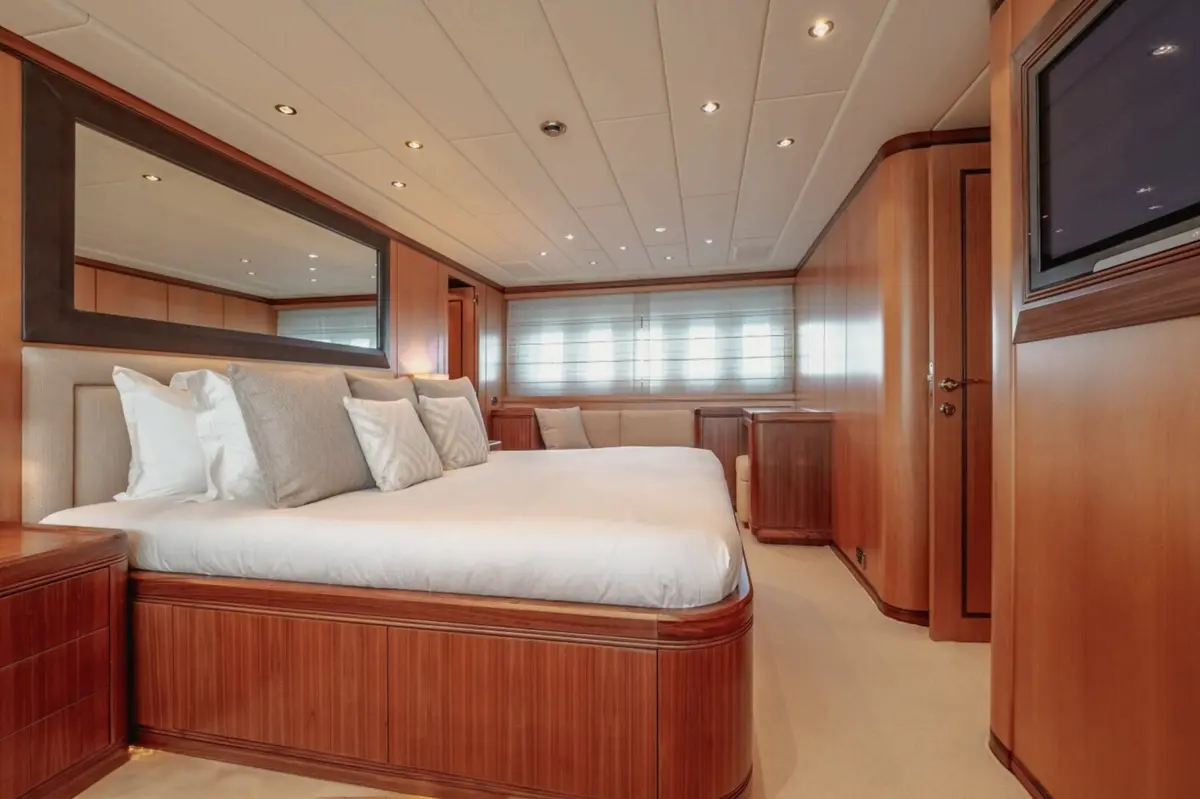 Mangusta 105, master cabin — Menorca Yacht Rental, Menorca. Mangusta 105 — 31m