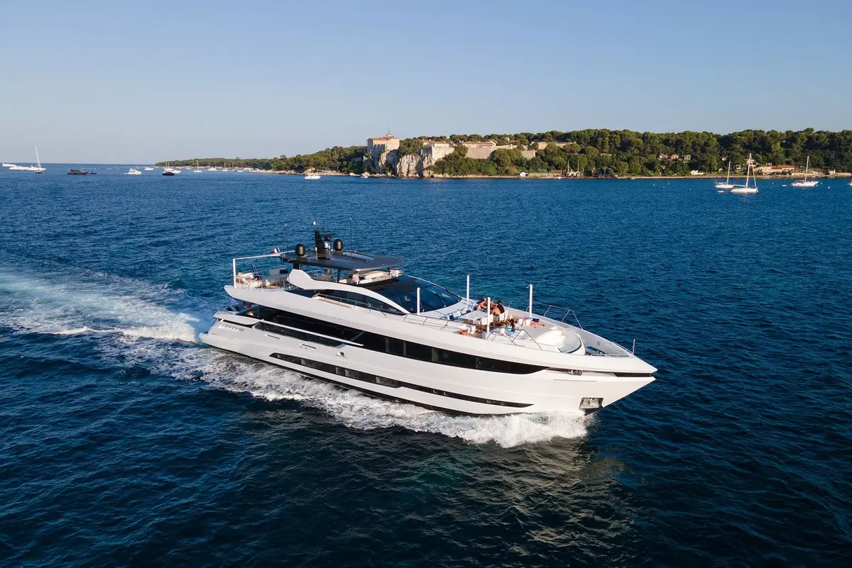 Mangusta 33, exterior — Menorca Yacht Rental, Menorca. Mangusta 33 — 33m