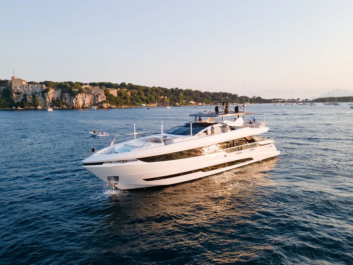 Mangusta 33, main deck — Menorca Yacht Rental, Menorca. Mangusta 33 — 33m
