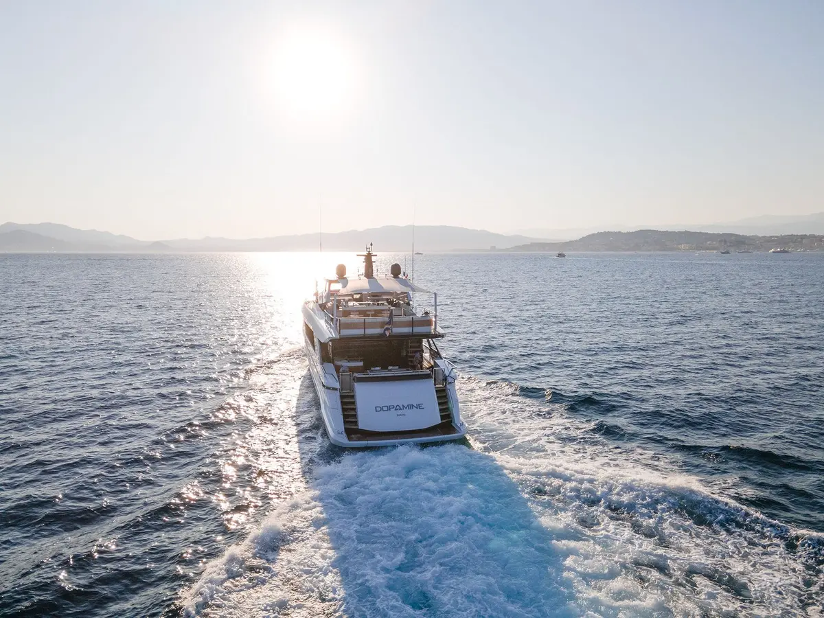 Mangusta 33, salon — Menorca Yacht Rental, Menorca. Mangusta 33 — 33m