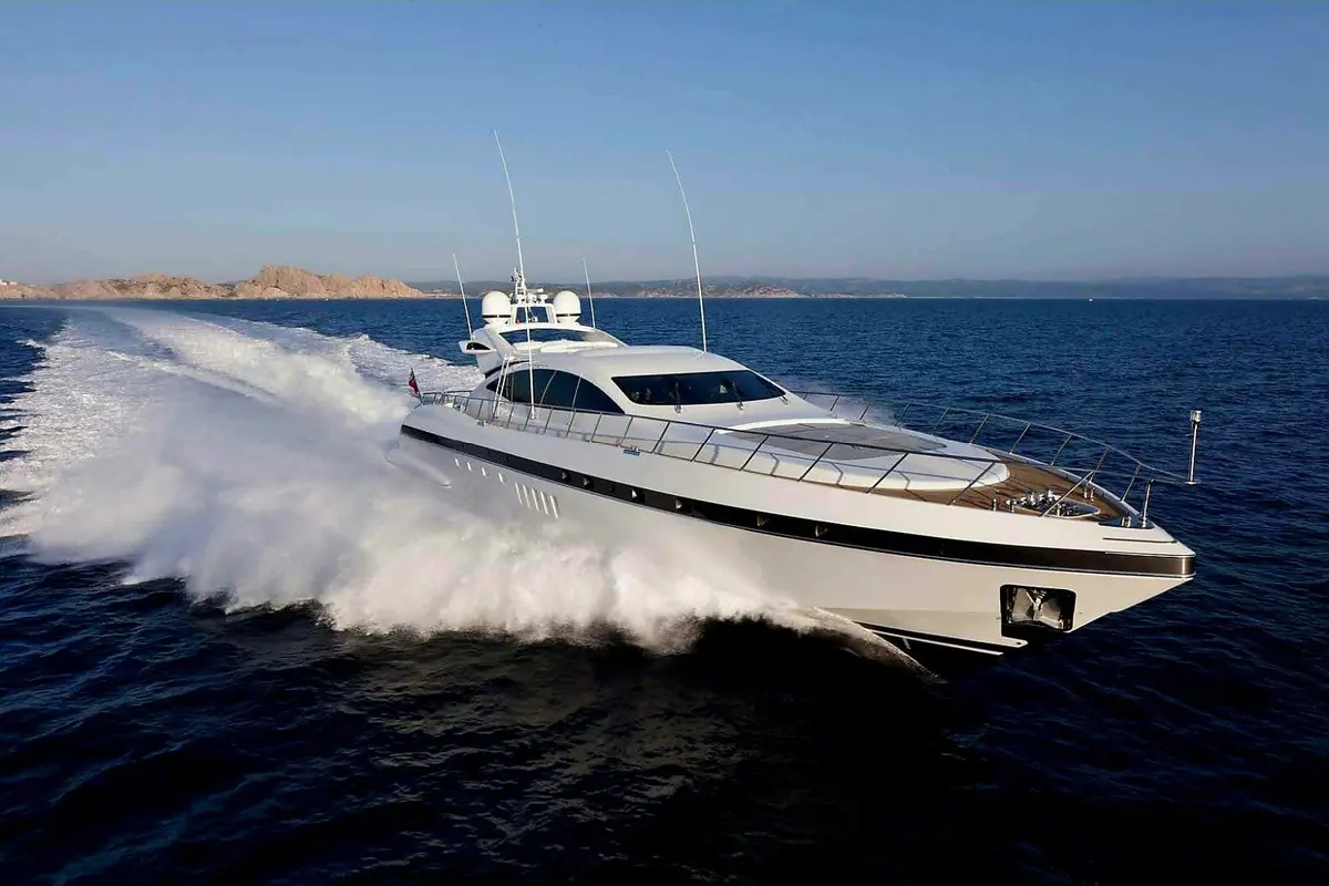 Mangusta 92, exterior — Menorca Yacht Rental, Menorca. Casco deportivo veloz para calas del norte al atardecer