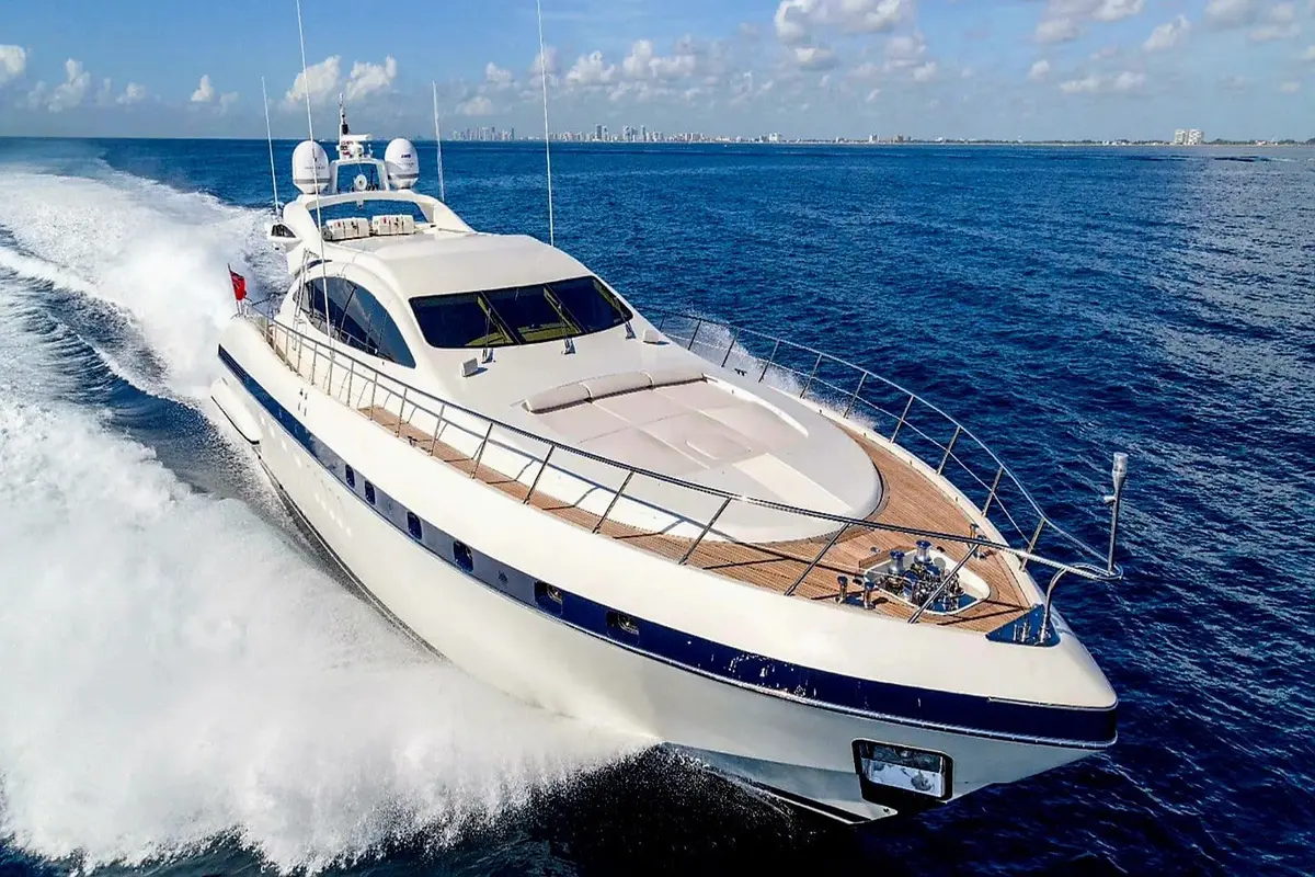 Mangusta 92, cubierta principal — Menorca Yacht Rental, Menorca. Casco deportivo veloz para calas del norte al atardecer