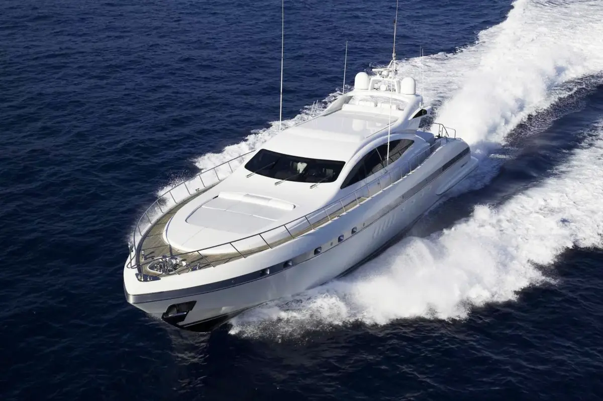 Mangusta 92, cubierta de popa — Menorca Yacht Rental, Menorca. Casco deportivo veloz para calas del norte al atardecer