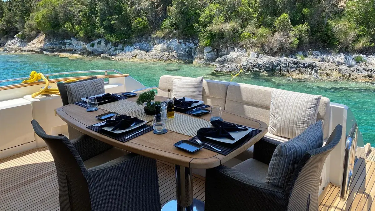 MCY66, flybridge — Menorca Yacht Rental, Menorca. MCY66 — 20m