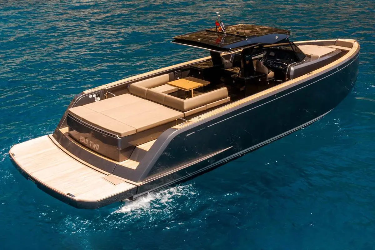 Pardo 50, extérieur — Menorca Yacht Rental, Menorca. Pont ouvert, vitesse franche, journée entière sur l'eau