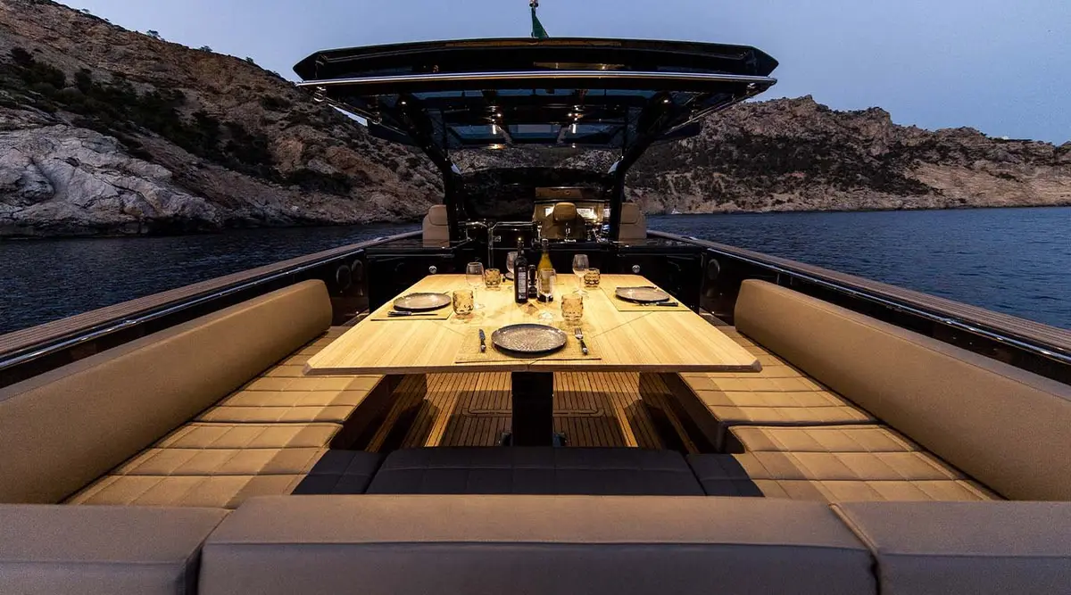 Pardo 50, pont principal — Menorca Yacht Rental, Menorca. Pont ouvert, vitesse franche, journée entière sur l'eau