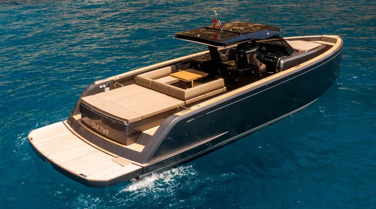 Pardo 50, pont arrière — Menorca Yacht Rental, Menorca. Pont ouvert, vitesse franche, journée entière sur l'eau