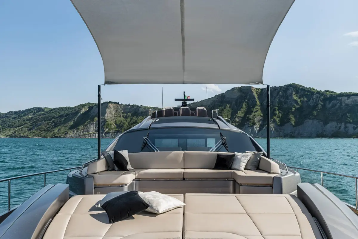 Pershing 8X, salon — Menorca Yacht Rental, Menorca. Pershing 8X — 25m