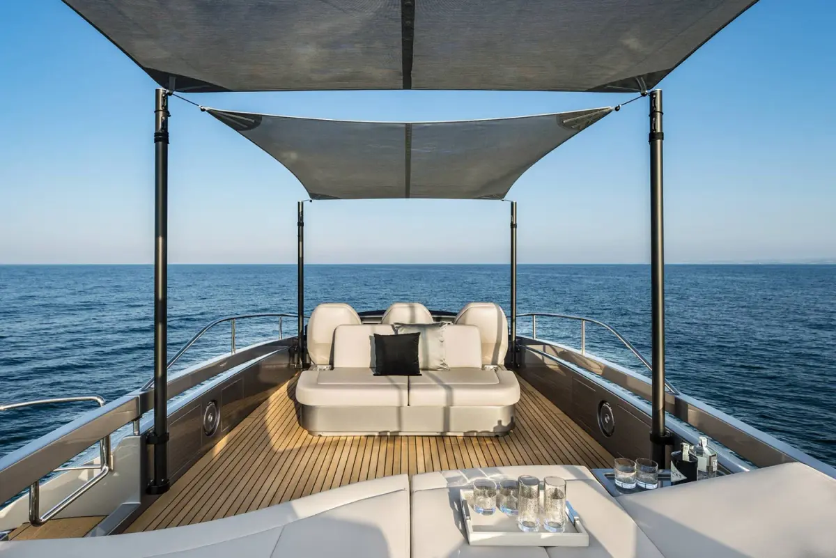 Pershing 8X, master cabin — Menorca Yacht Rental, Menorca. Pershing 8X — 25m