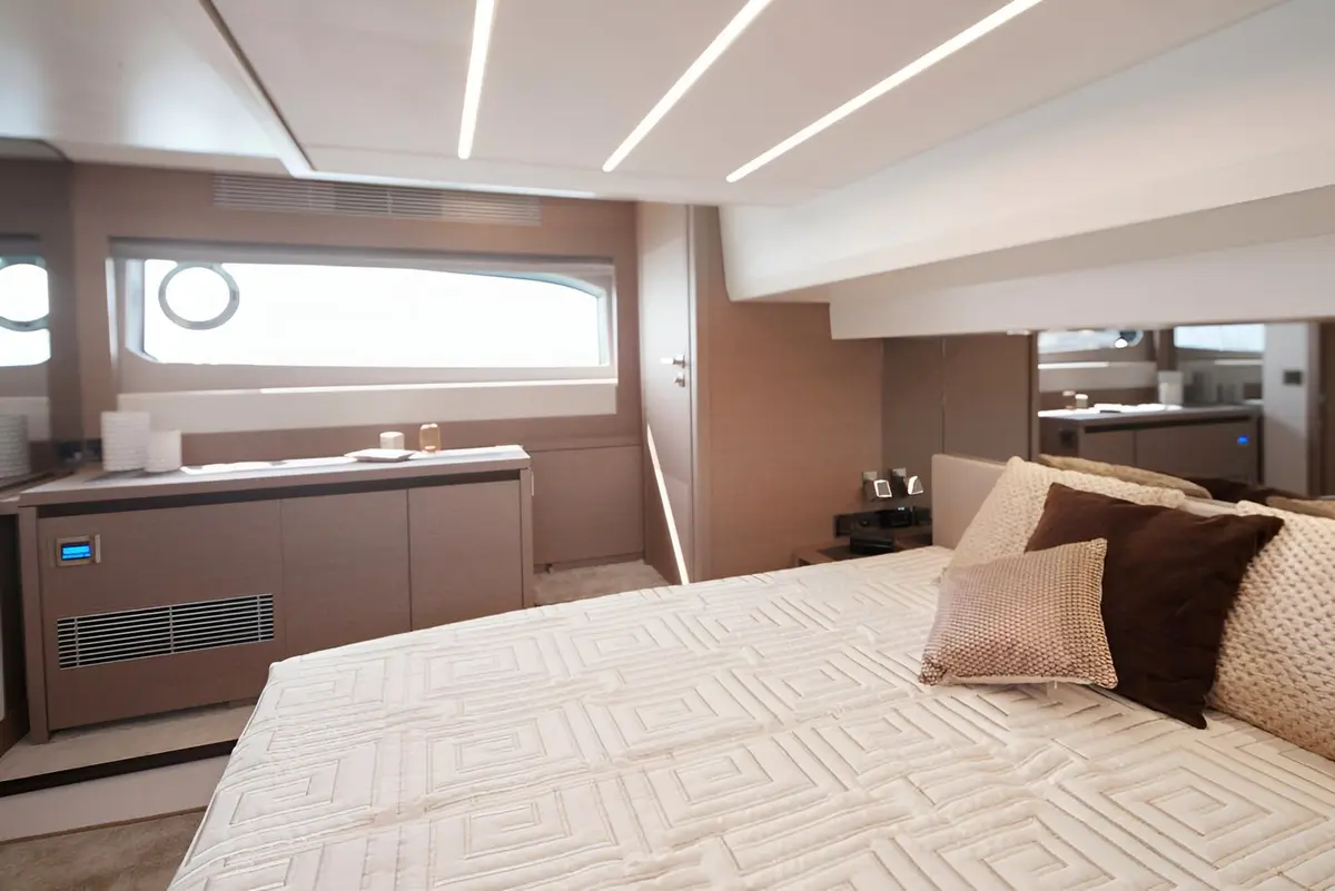 Prestige 520 Fly, salon — Menorca Yacht Rental, Menorca. Prestige 520 Fly — 15m