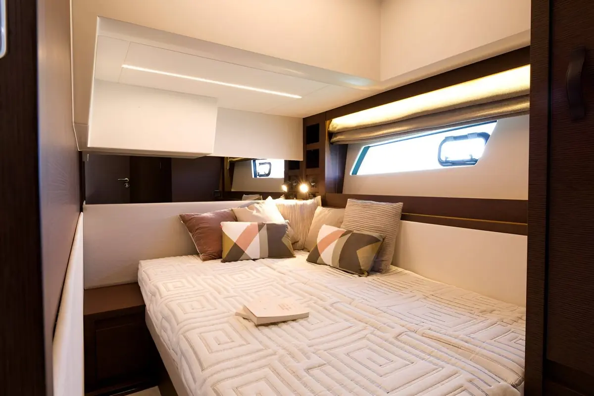 Prestige 520 Fly, master cabin — Menorca Yacht Rental, Menorca. Prestige 520 Fly — 15m
