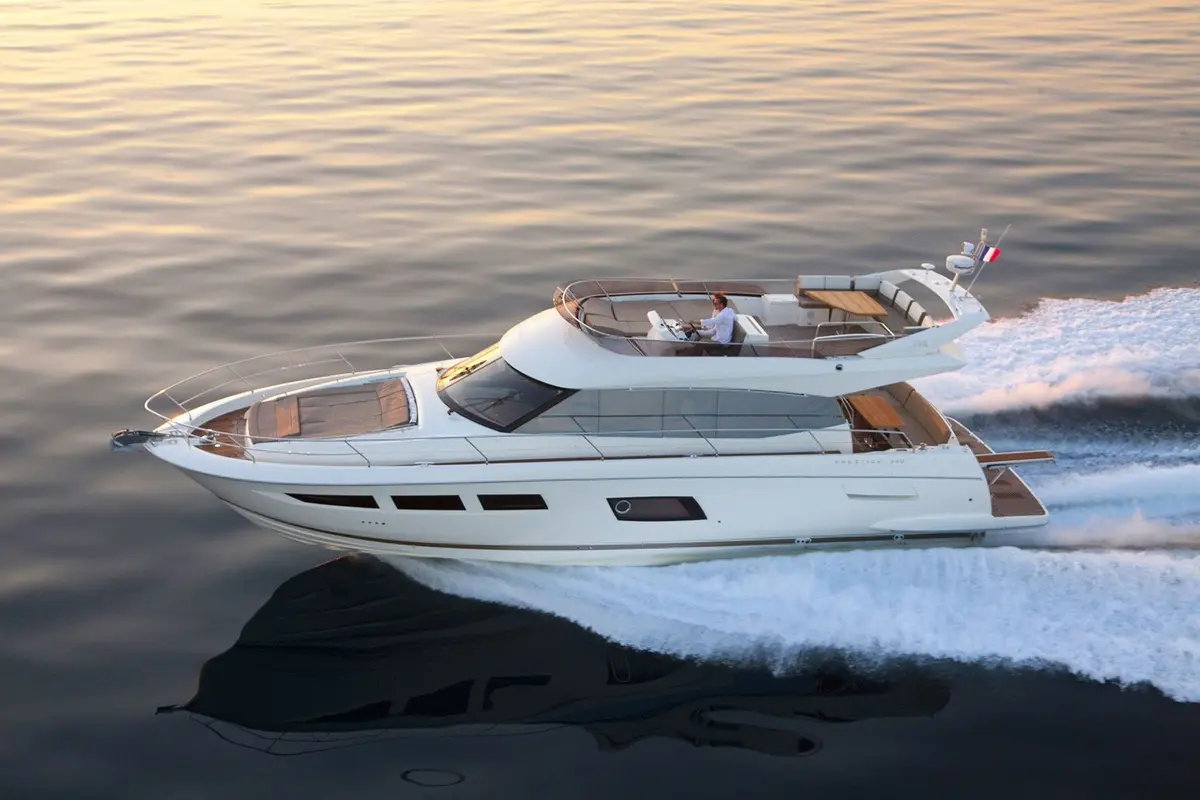 Prestige 550 FLY, exterior — Menorca Yacht Rental, Menorca. Prestige 550 FLY — 18m