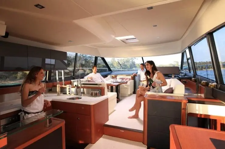 Prestige 550 FLY, master cabin — Menorca Yacht Rental, Menorca. Prestige 550 FLY — 18m