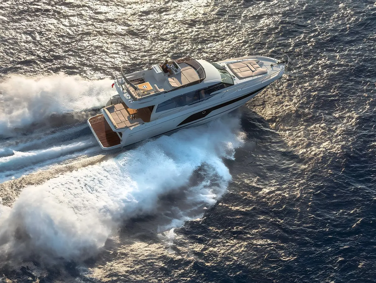 Prestige 590 Fly, salon — Menorca Yacht Rental, Menorca. Prestige 590 Fly — 19m